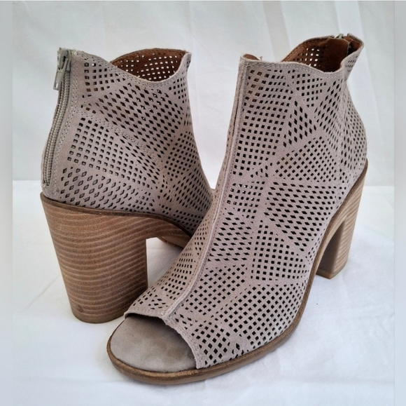 Women's Lucky Brand Vocab Open Toe Bootie - Picture 1 of 9